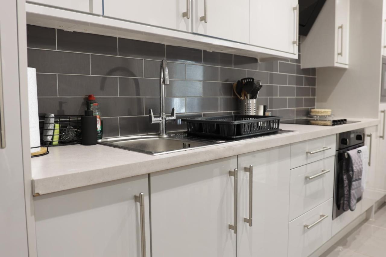 5 Bed Town House Within City Centre And Sleeps Up To 11 With Sky And Netflix Бирмингем Экстерьер фото