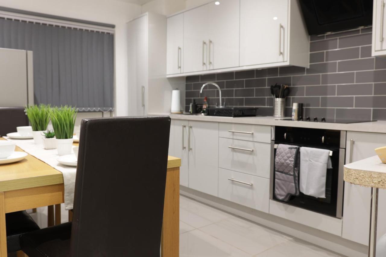 5 Bed Town House Within City Centre And Sleeps Up To 11 With Sky And Netflix Бирмингем Экстерьер фото