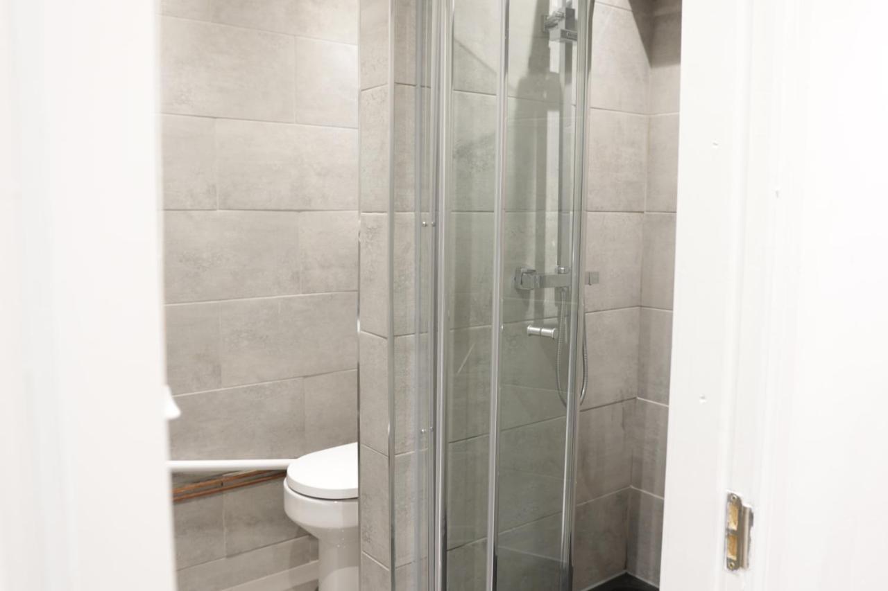 5 Bed Town House Within City Centre And Sleeps Up To 11 With Sky And Netflix Бирмингем Экстерьер фото