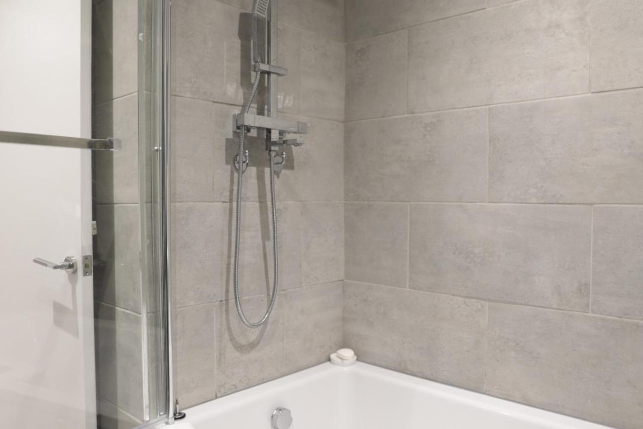 5 Bed Town House Within City Centre And Sleeps Up To 11 With Sky And Netflix Бирмингем Экстерьер фото