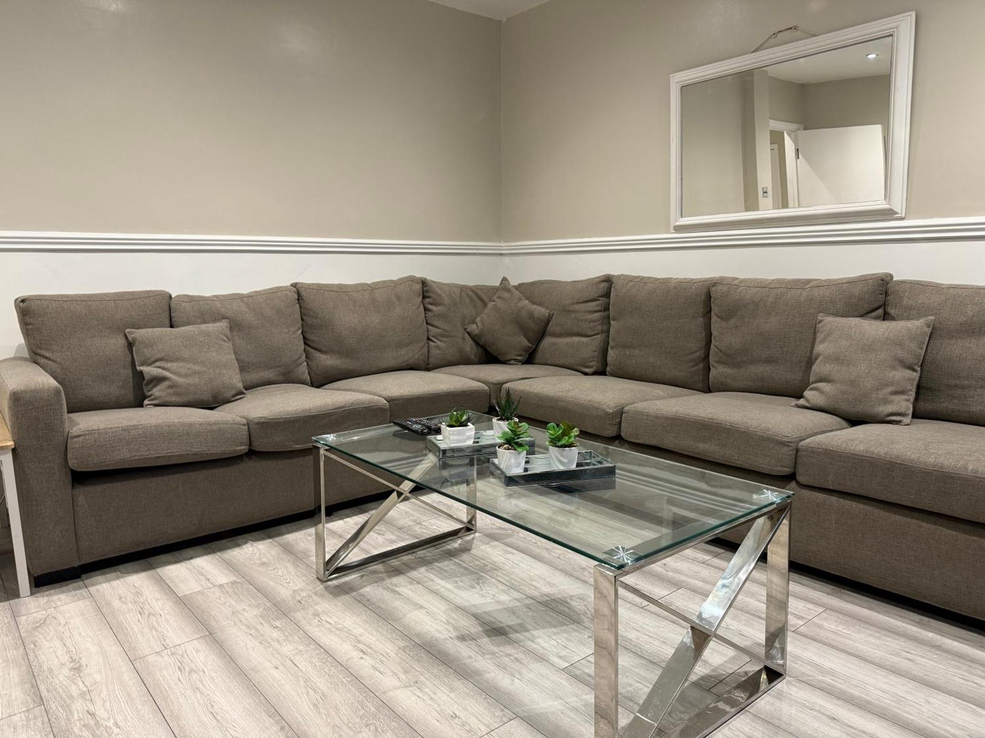 5 Bed Town House Within City Centre And Sleeps Up To 11 With Sky And Netflix Бирмингем Экстерьер фото