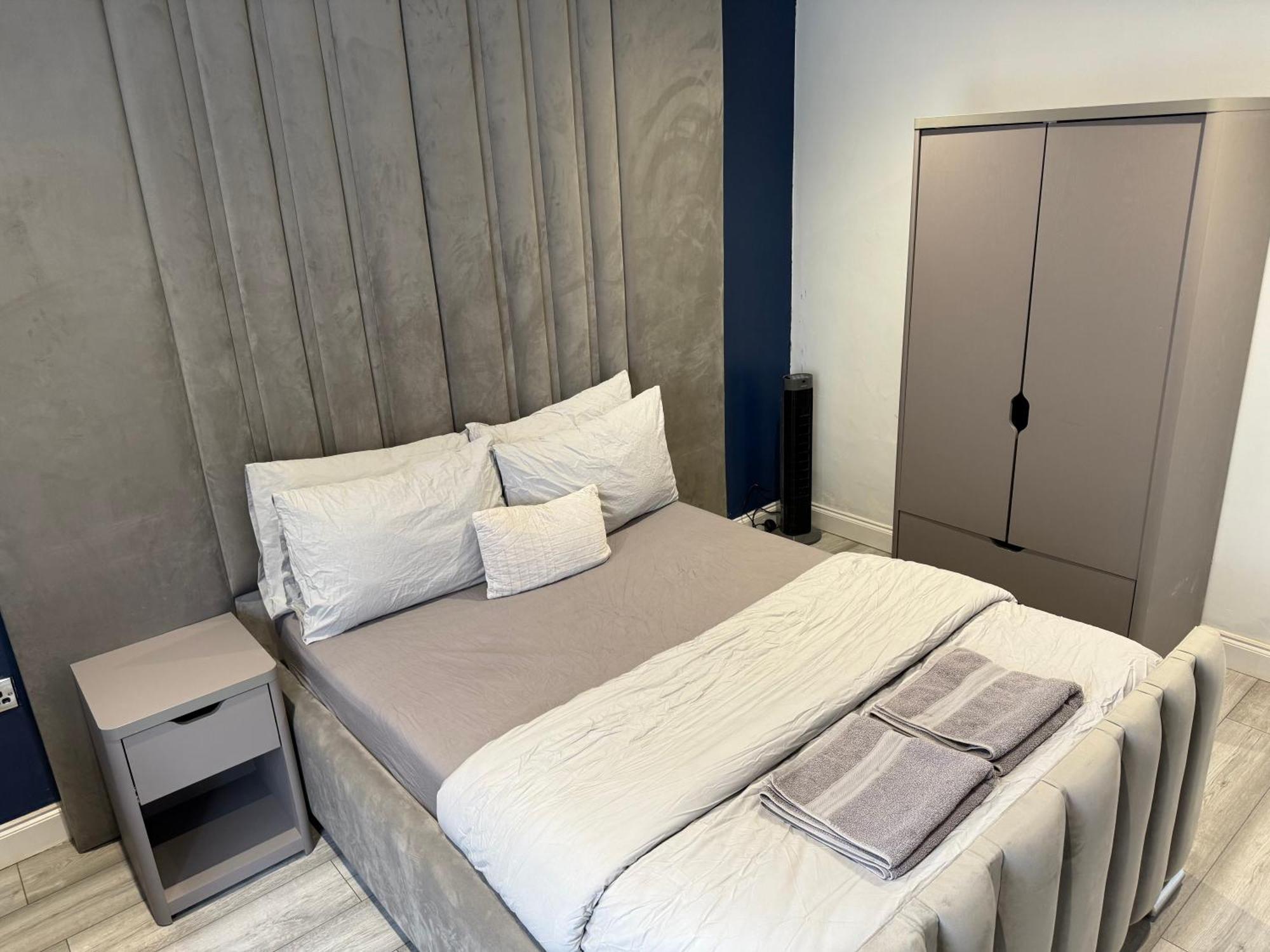 5 Bed Town House Within City Centre And Sleeps Up To 11 With Sky And Netflix Бирмингем Экстерьер фото