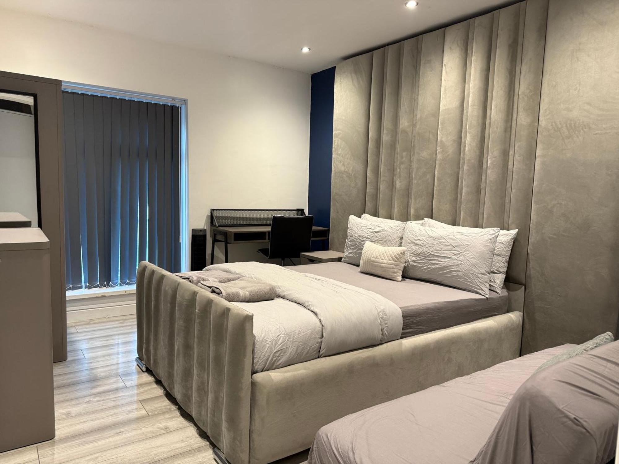 5 Bed Town House Within City Centre And Sleeps Up To 11 With Sky And Netflix Бирмингем Экстерьер фото