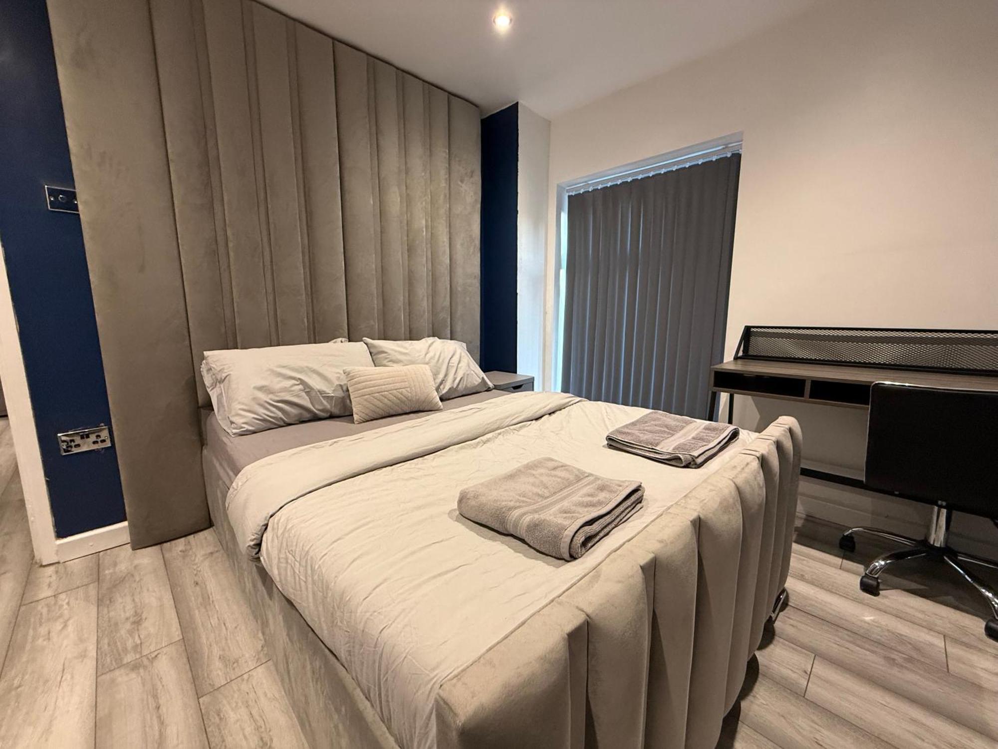 5 Bed Town House Within City Centre And Sleeps Up To 11 With Sky And Netflix Бирмингем Экстерьер фото
