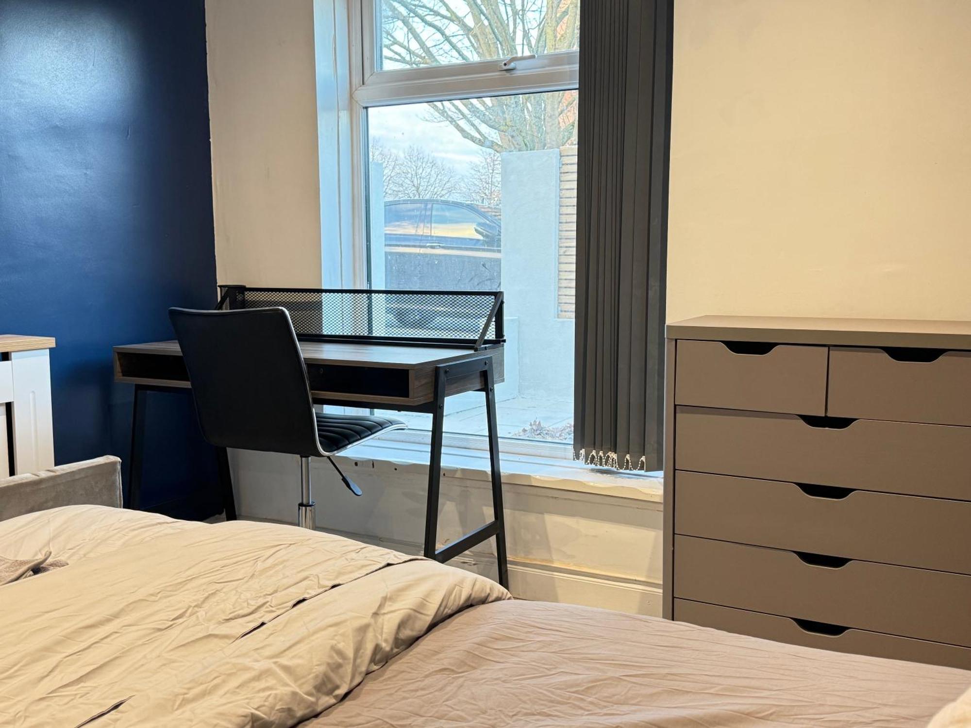 5 Bed Town House Within City Centre And Sleeps Up To 11 With Sky And Netflix Бирмингем Экстерьер фото