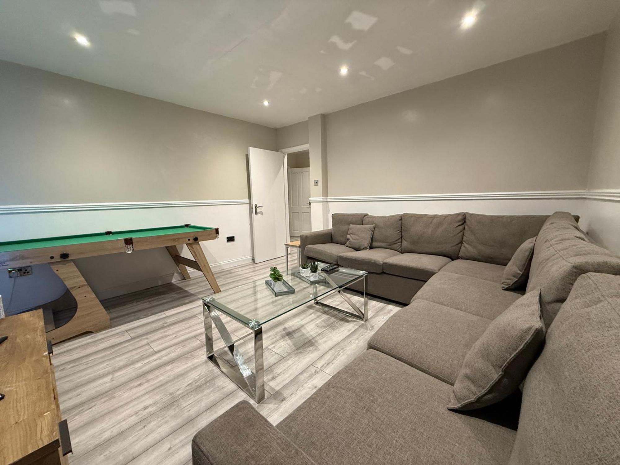 5 Bed Town House Within City Centre And Sleeps Up To 11 With Sky And Netflix Бирмингем Экстерьер фото